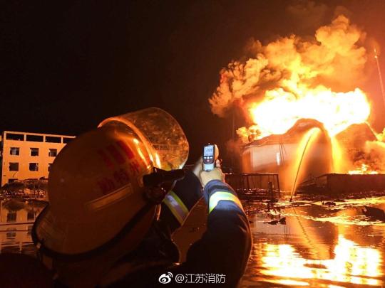 圖為消防員使用測溫儀測現(xiàn)場溫度，圖片顯示289攝氏度?！」傥⒔貓D 攝