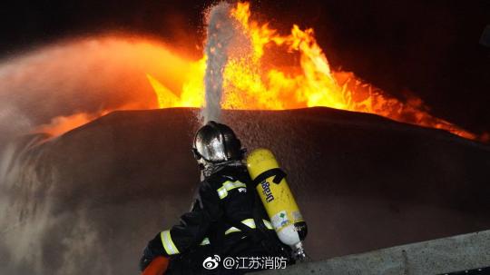 江蘇鹽城化工廠爆炸消防連夜奮戰(zhàn)現(xiàn)場火勢已得到控制