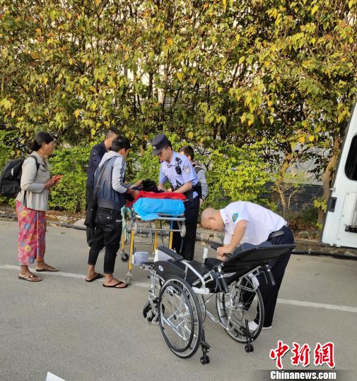 云南瑞麗邊檢站為緬甸籍傷員開通“生命通道”