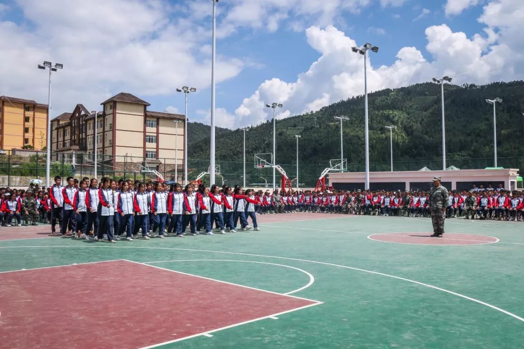 高一的新生們正在新操場(chǎng)上進(jìn)行軍訓(xùn)