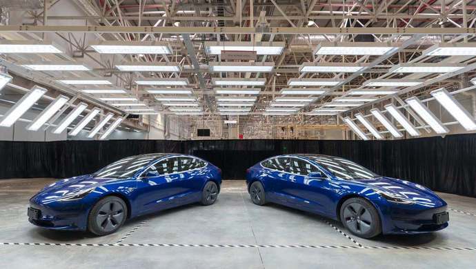 2019年12月30日，首批15輛國產(chǎn)特斯拉Model 3在上海超級工廠正式交付給客戶。該項(xiàng)目在2018年當(dāng)年簽約、當(dāng)年取得土地、當(dāng)年獲取施工許可證。  上觀新聞 圖